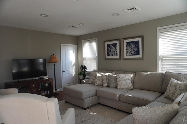 Building Photo - 205 N Essex Ave