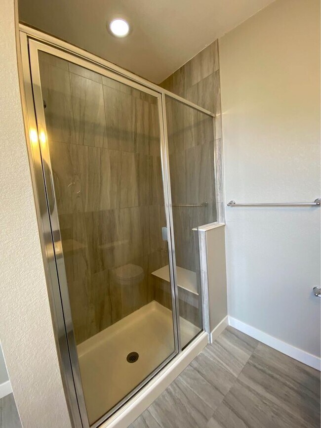 Building Photo - 612 E Hinsdale Ave