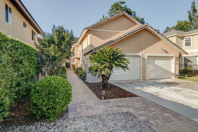 Primary Photo - 1049 Aragon Ave