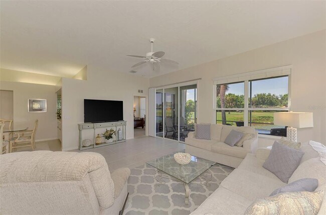 Building Photo - 549 Fallbrook Dr