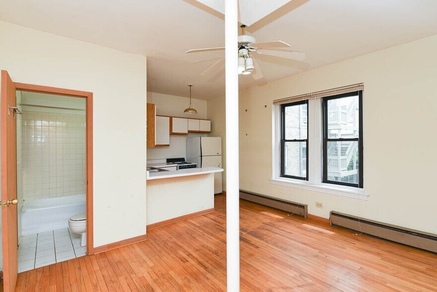 Building Photo - 638 W Barry