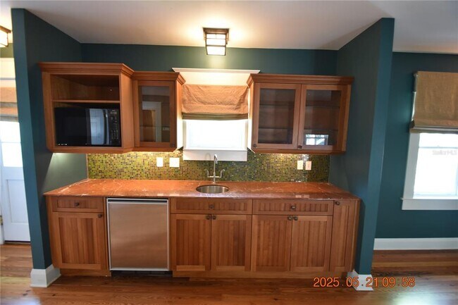 Building Photo - 810 S Packwood Ave