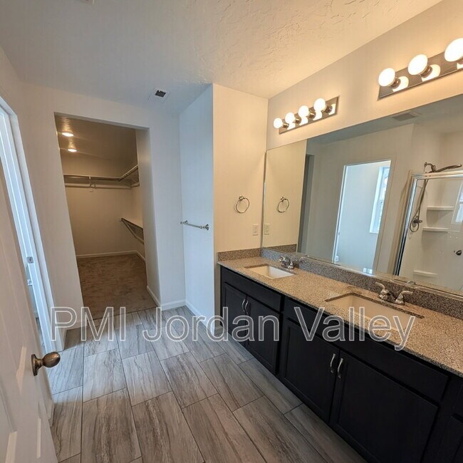 Building Photo - 2123 Wallflower Dr
