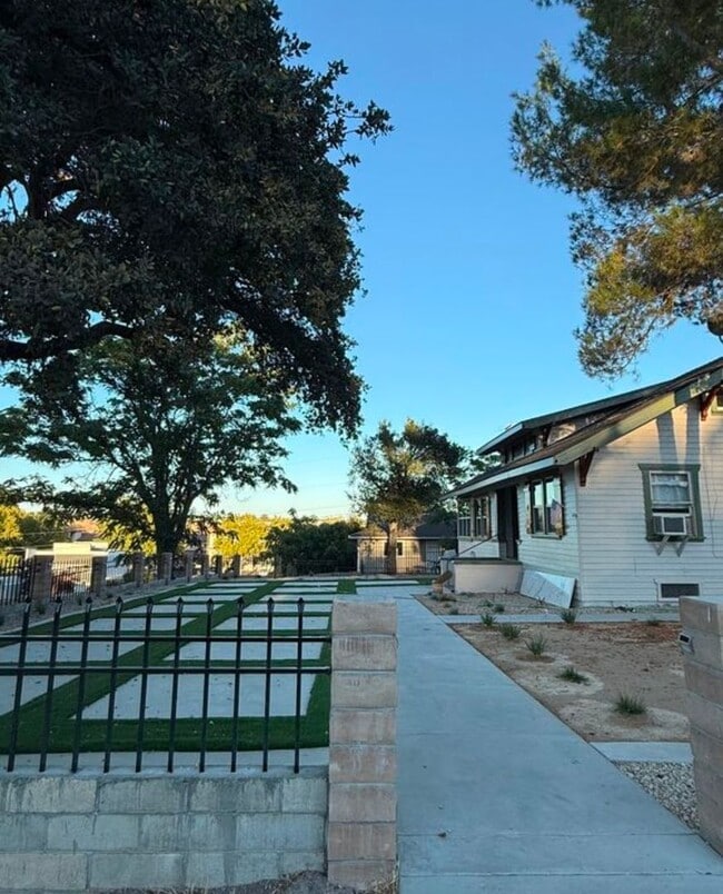 Building Photo - 2 bedroom 2 bath home close to downtown