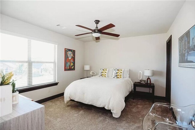 Building Photo - Stylish Bentonville Home (Community Amenities!)