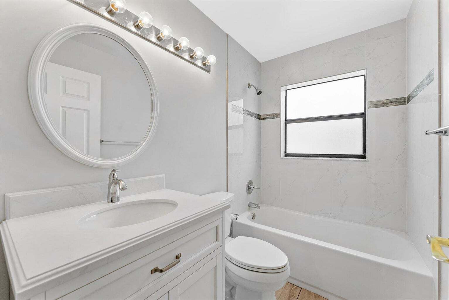 Building Photo - 5809 Sun Pointe Cir