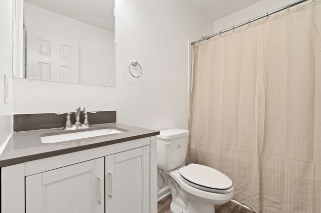 Building Photo - Updated 2-bedroom, 1.5-bath townhome in Winston-Salem