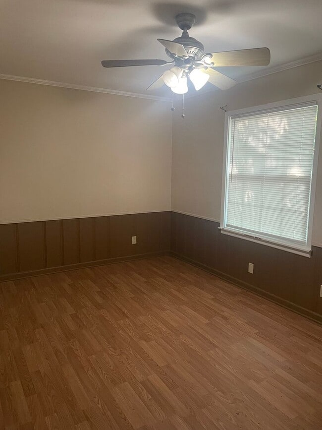 Building Photo - 4 bedroom 2 bath house!