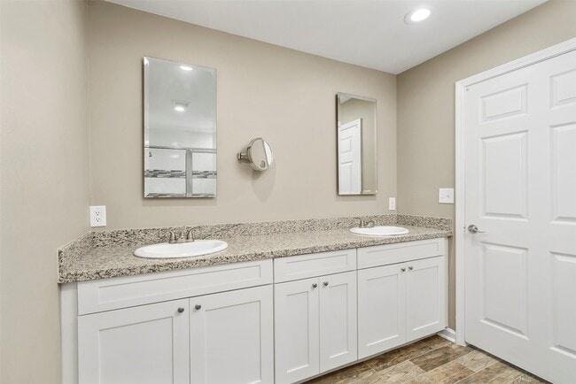 Building Photo - 3411 Balboa Cir