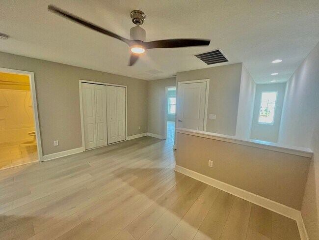 Building Photo - Beautiful 3 Bed, 2.5 Bath Townhome in Mode...