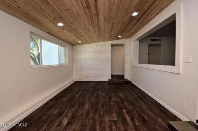 Building Photo - 4233 E Lester St