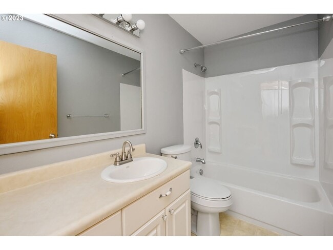 Building Photo - 2Bd/2Ba Second Floor Condo in SE with Washer & Dryer, 2 Car Dethatched Garage and a Serene Courty...