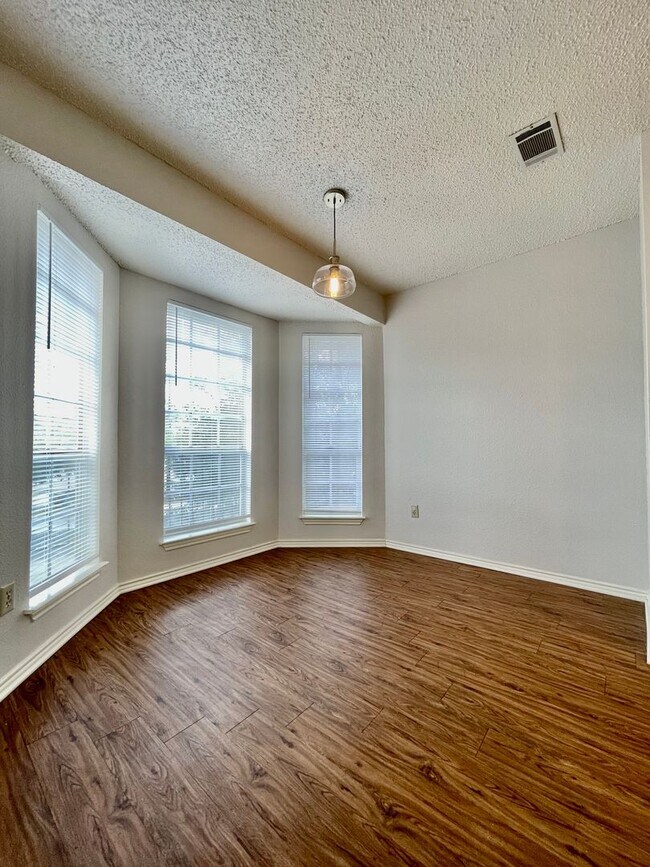 Building Photo - 2 Bedroom/1 Bath Apartment - Fresh Paint &...