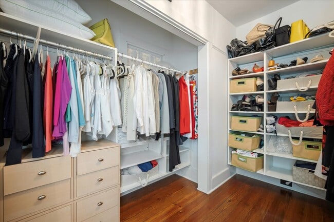 Building Photo - 237 Coming St