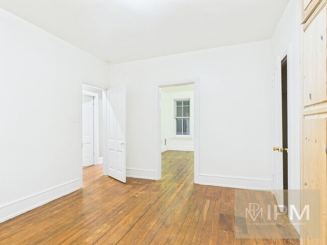 Building Photo - Beautiful 3 Bedroom, 1 Bath Colonial Home ...