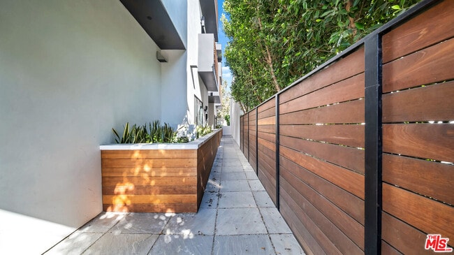 Building Photo - 1123 N Formosa Ave