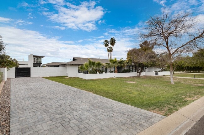 Building Photo - Mid-century modern home in Arcadia with pr...