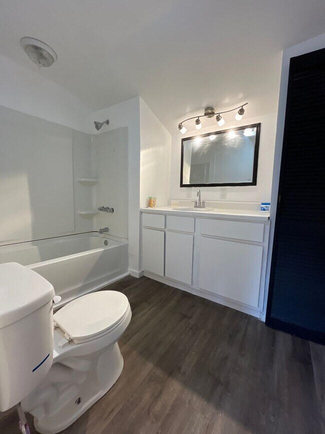 Building Photo - 485 S Walnut St