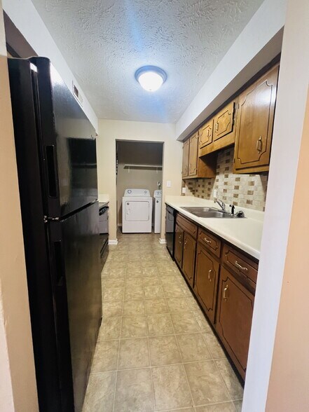 Building Photo - "Charming 2-Bedroom Gem in Clarksville – Cozy 965 Sq Ft Retreat!" 3854D Northeast Dr. Clarksville...