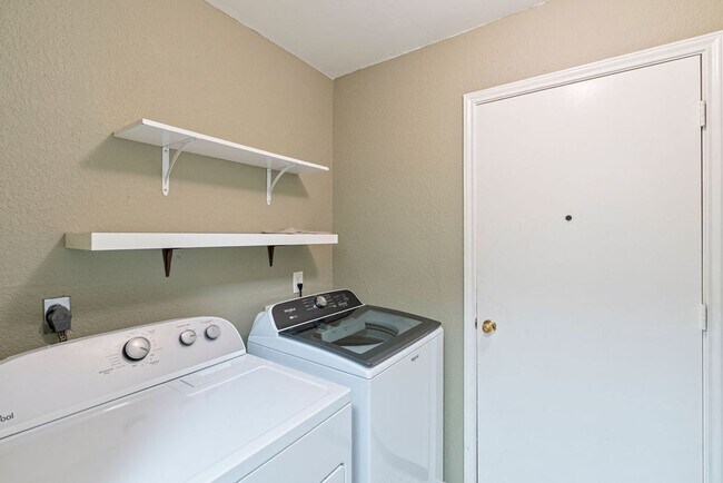 Building Photo - Beautiful 3 bedroom, 2 bathroom home in Southeast Austin!!!
