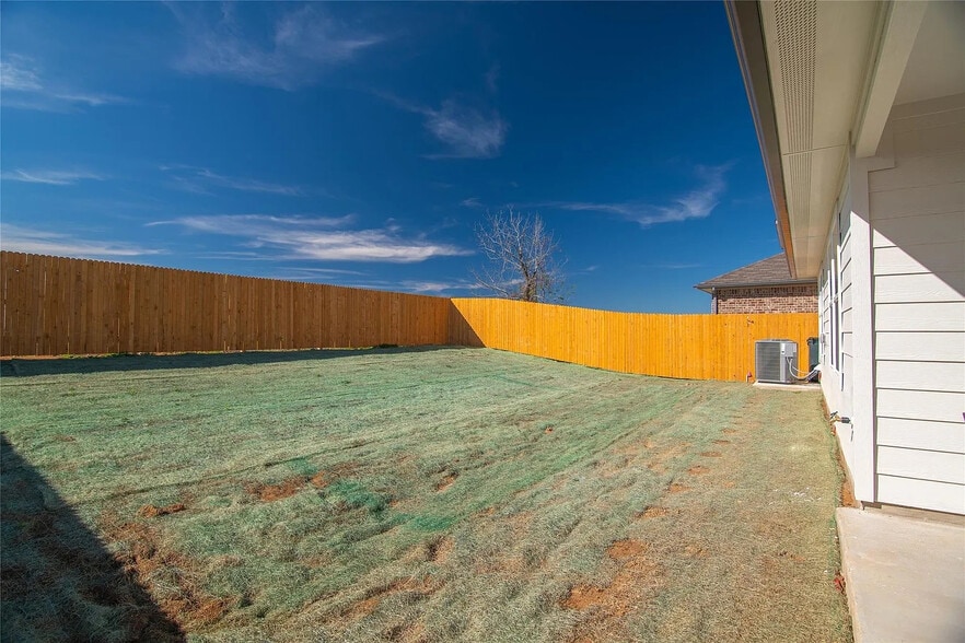 Building Photo - Room in House on Briggs Ln