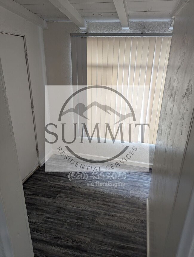 Building Photo - 272 E Calle Arizona