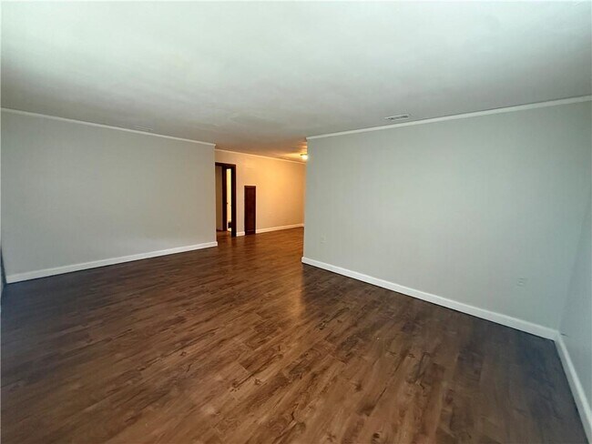Building Photo - 2210 Ellen Dr