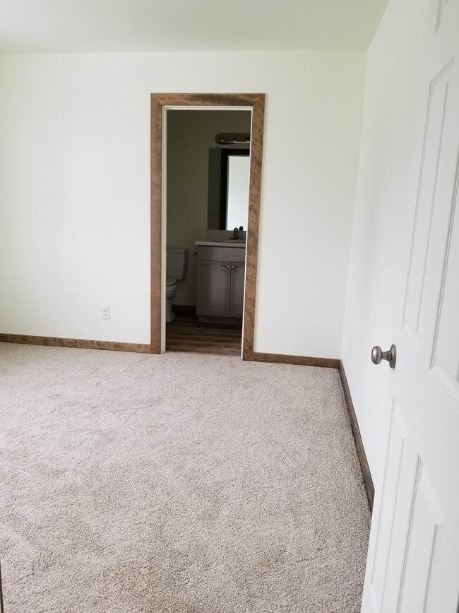 Building Photo - Jump Acres