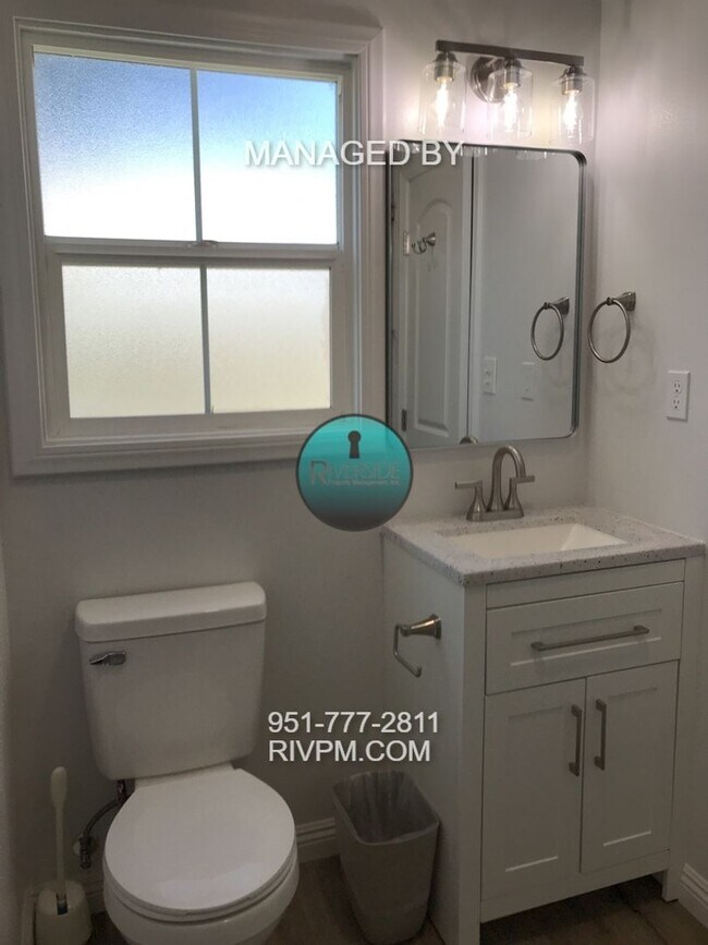 Building Photo - Tastefully remodeled home in a great Centr...