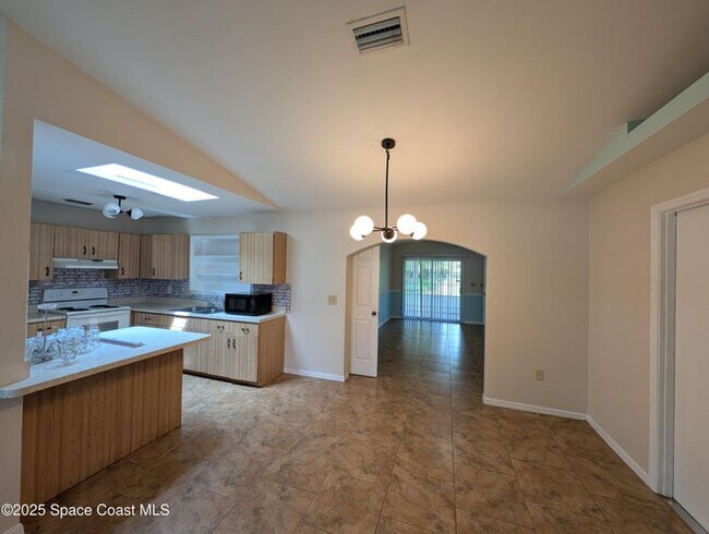 Building Photo - Large Rental Home with Inlaw quarters