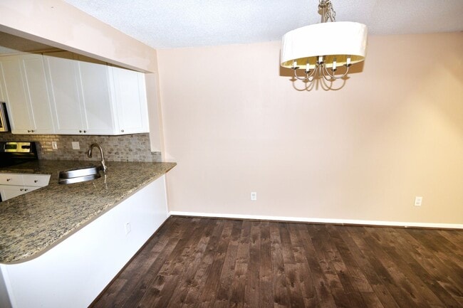 Building Photo - Updated Townhome in Larkspur Meadows