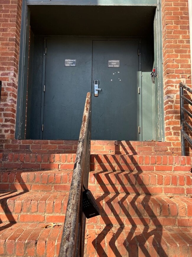 Building Photo - Stunning 2BR/1BA  Condo in Charlotte!!