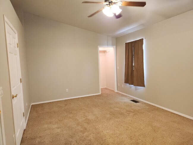 Building Photo - 93 S Rainbow Dr