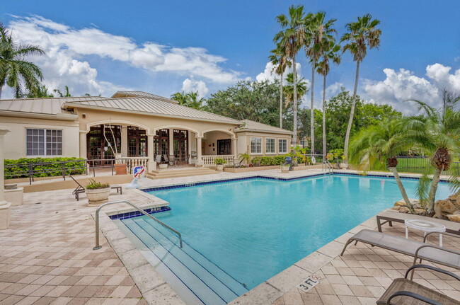 Building Photo - 1000 Crestwood Ct S