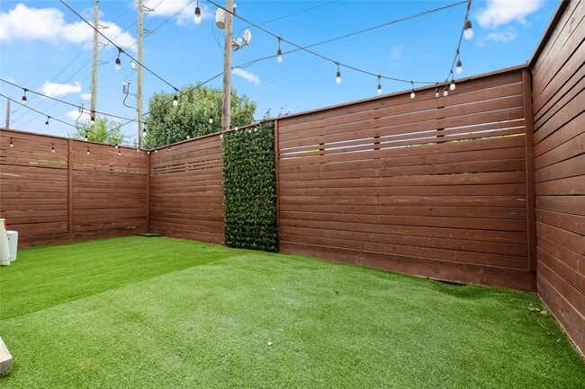 Building Photo - 3019 Royal Oaks Grove