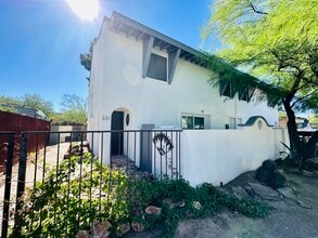 Building Photo - Available October 11th! 2 Bedroom 1.5 Bath...