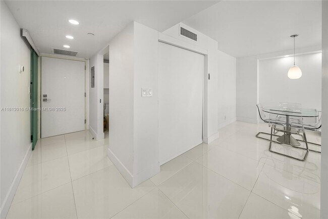 Building Photo - 2555 Collins Ave