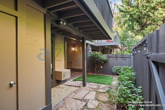 Building Photo - 2000 Rock St