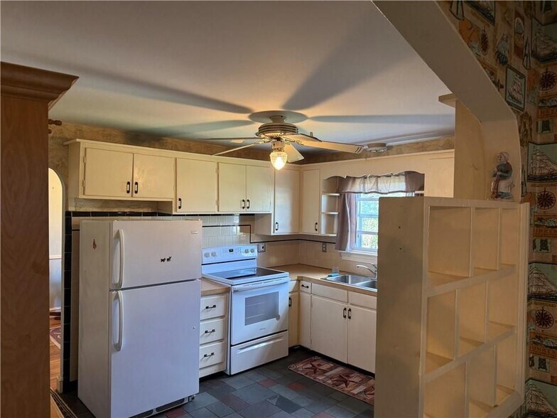 Building Photo - 51 Sweetbriar Ave