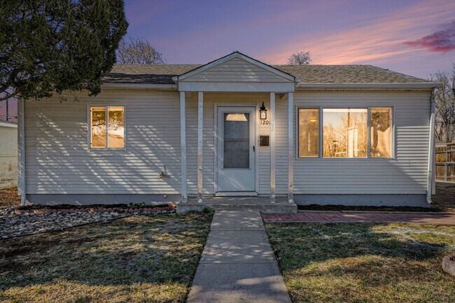 Building Photo - *2 Bedroom Detached Garage, Large Lot Updated and Clean**