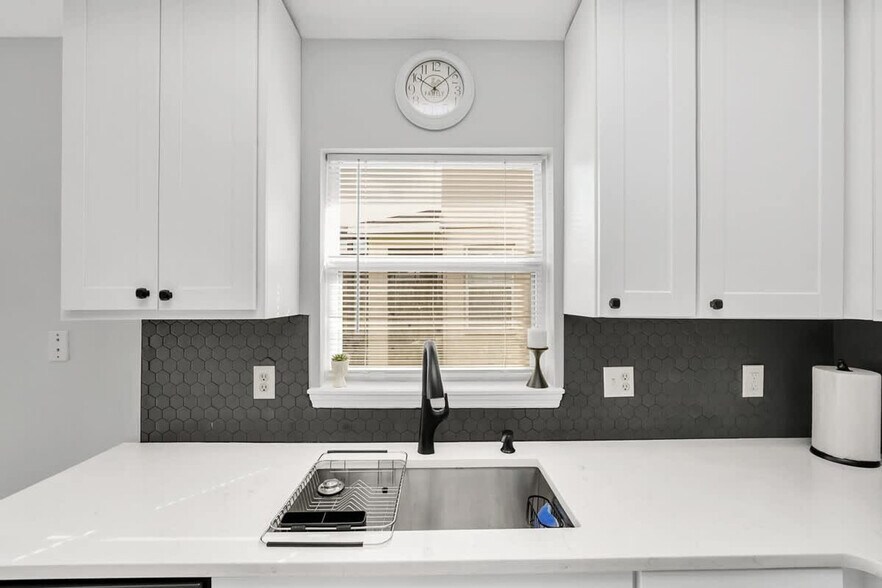 Building Photo - 242 Blue Jay Way