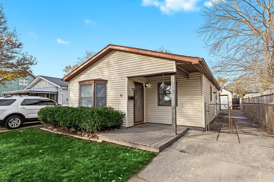 Building Photo - 1019 E Hayes Ave