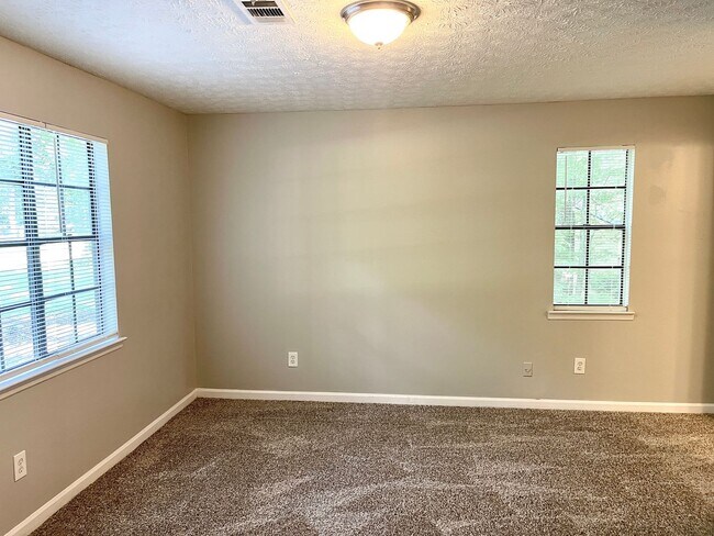 Building Photo - Welcome to the Charming 4 Bedroom/3 Bath w...