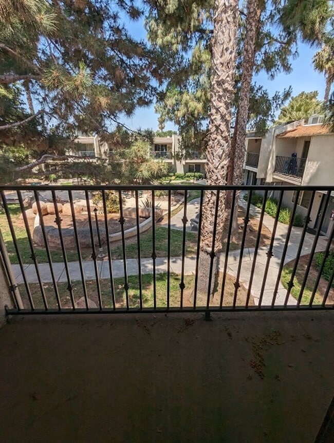 Building Photo - 2 bedroom, 1.5 bathroom Townhome in El Cajon