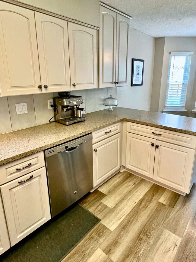 Building Photo - Charming 3-Bedroom Home with Modern Upgrad...