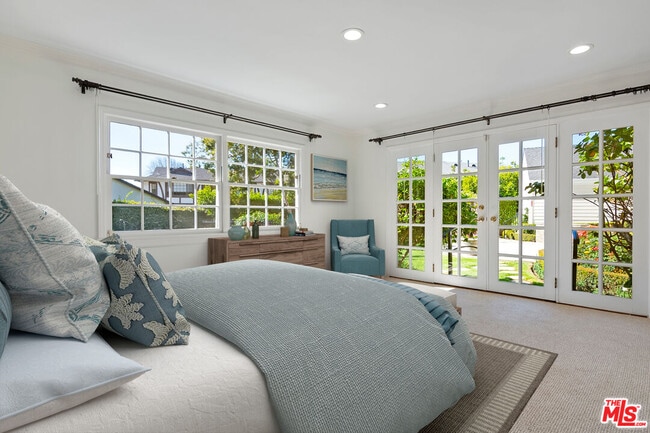 Building Photo - 360 Alma Real Dr