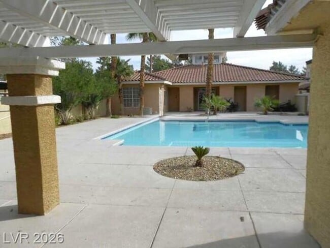 Building Photo - Fantastic NW second-floor unit with a welcoming layout and great natural flow!