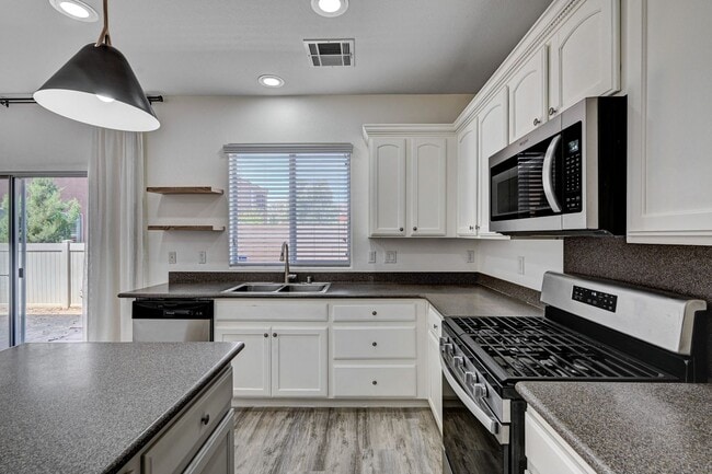 Building Photo - Beautiful 3 Bedroom + Loft - SOLAR INCLUDED!