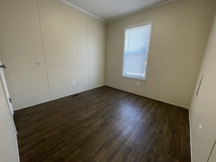 Building Photo - 38054 Versailles St