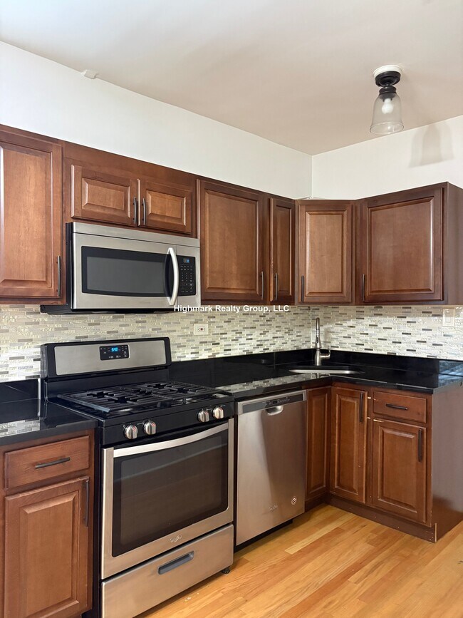 Building Photo - 718 Reba Pl